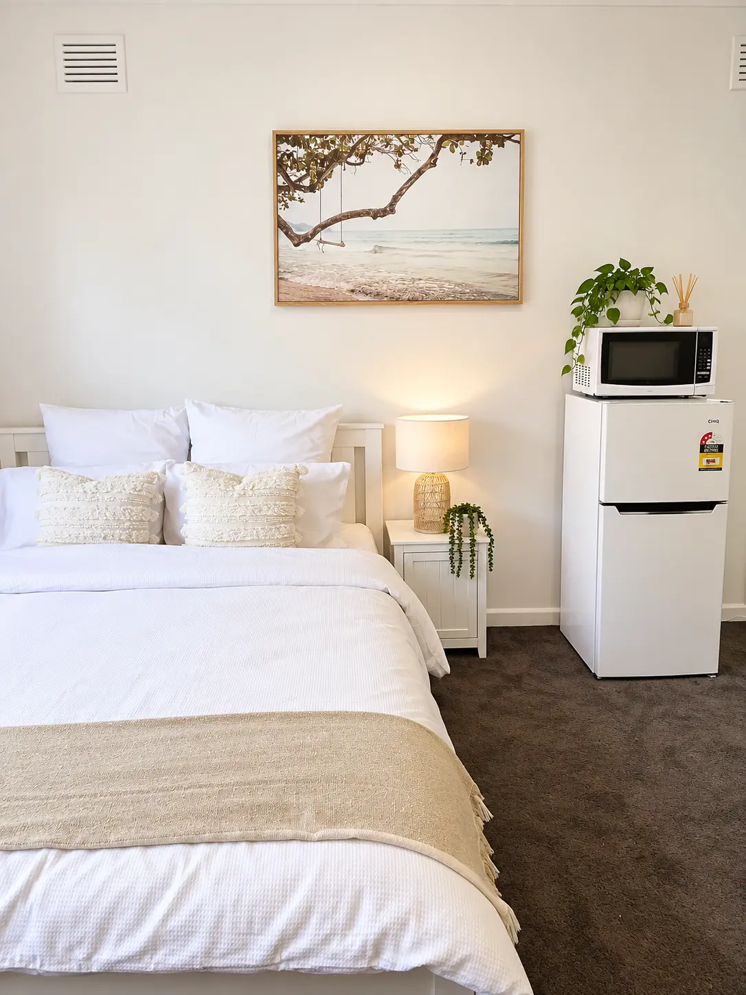 Hampton East Room 1 — bed and in-room amenities